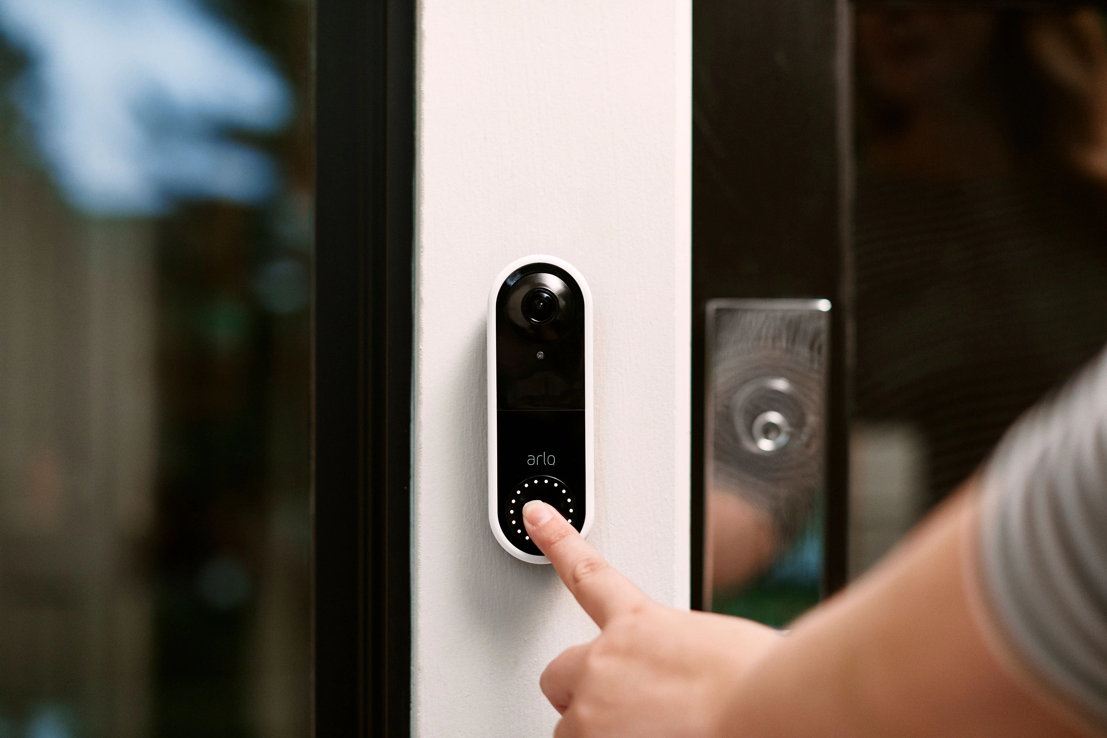 Die Arlo Video Doorbell mit hochauflösendem Live-Video.
