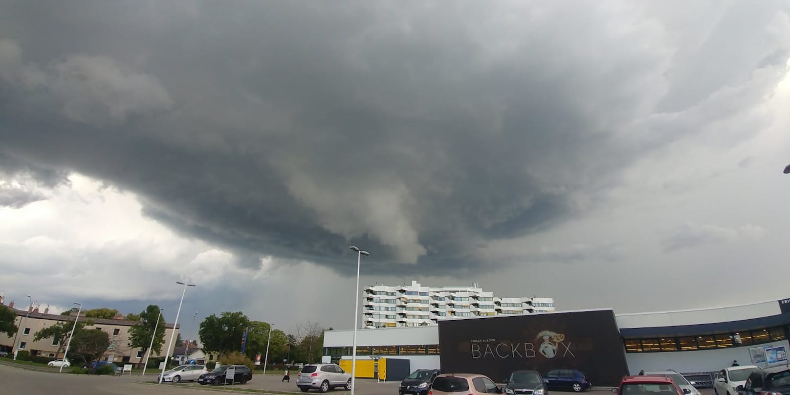 Unheimliche Gewitter-Wolken über der Wiener Donaustadt