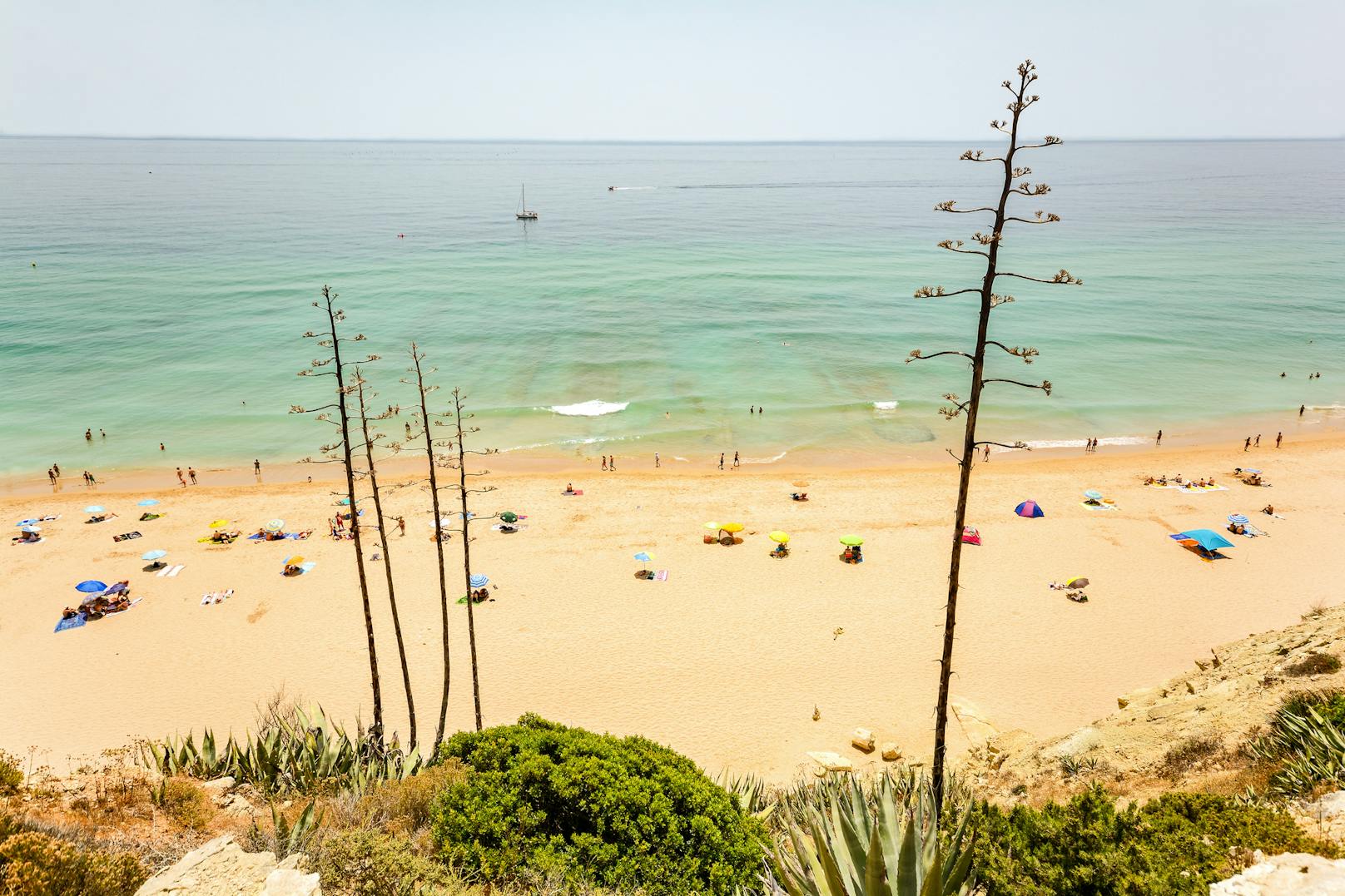 <strong>7. Meia Praia, Algarve, Portugal:</strong>&nbsp;Der dritte Strand aus Portugal, diesmal an der Algarve. Er liegt in der Stadt Lagos, die eine der am wenigsten von der Pandemie betroffenen Städte der Region ist. Der von Felsklippen umgebene Strand Meia Praia ist mit fünf Kilometern der längste Strand der Stadt und mit seinem goldenen Sand sicher einer der schönsten. Auch hier heißt es ab 1. Juli: Hallo Urlauber!