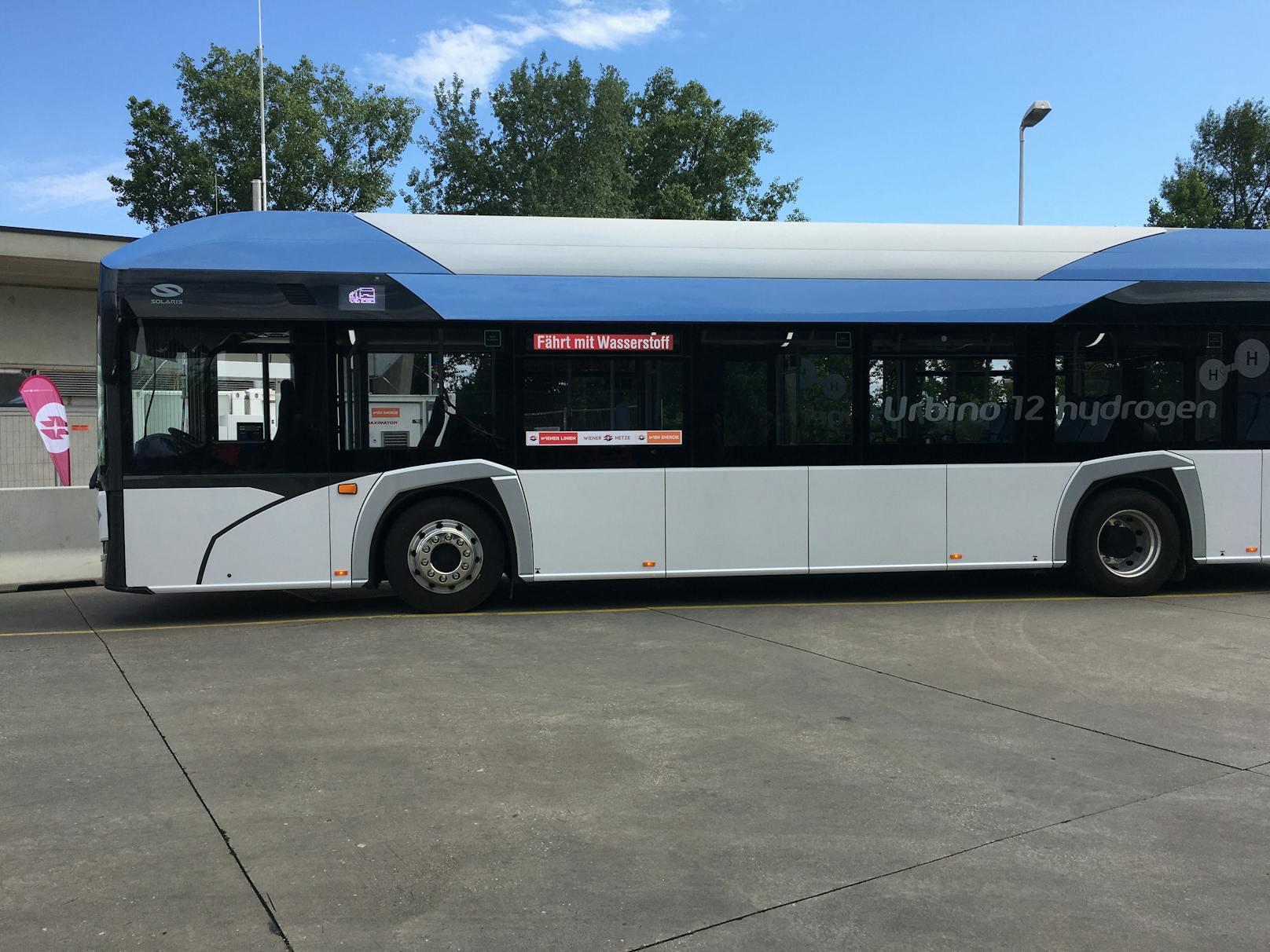 Der H2-Bus vom Hersteller Solaris ist zwischen dem Bahnhof Heiligenstadt und Sievering unterwegs.