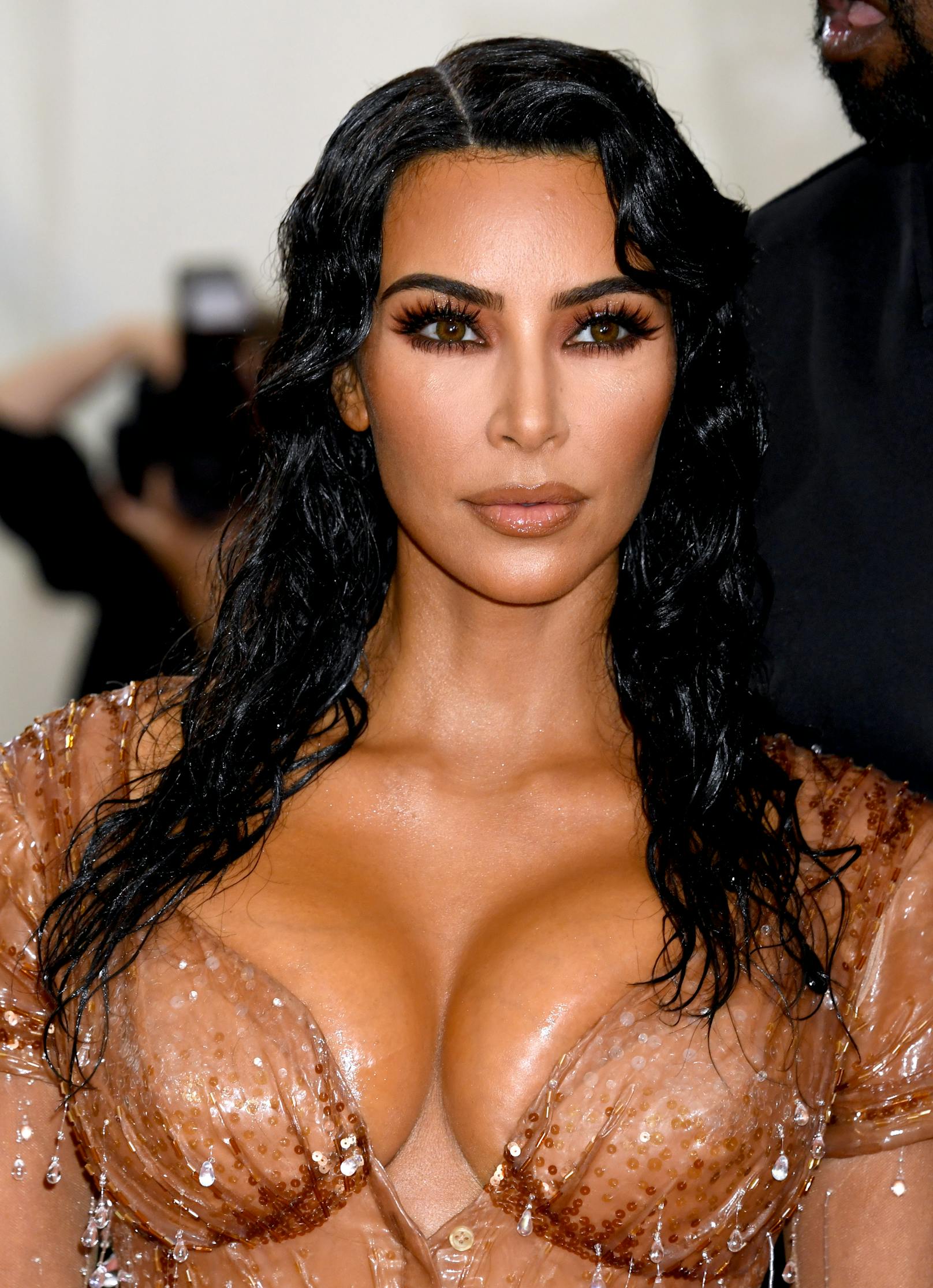 Bei der Met Gala 2019 hat Kim Kardashian mit ihrem Tropfen-Look und passendem Haar allen die Show gestohlen.