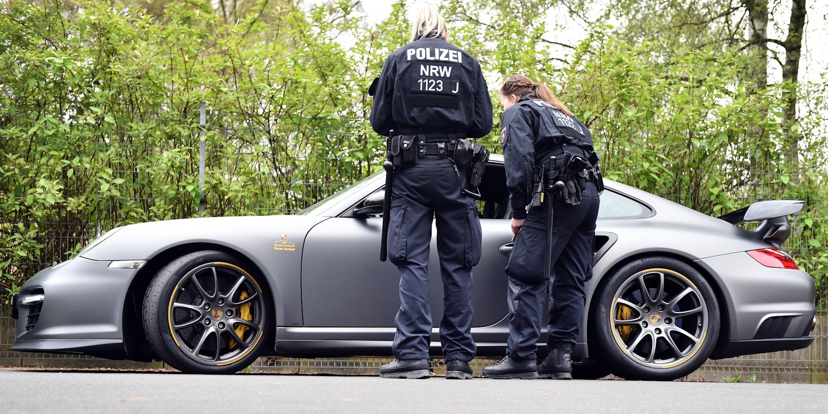 Der Porsche-Poser wurde von der Polizei angehalten.
