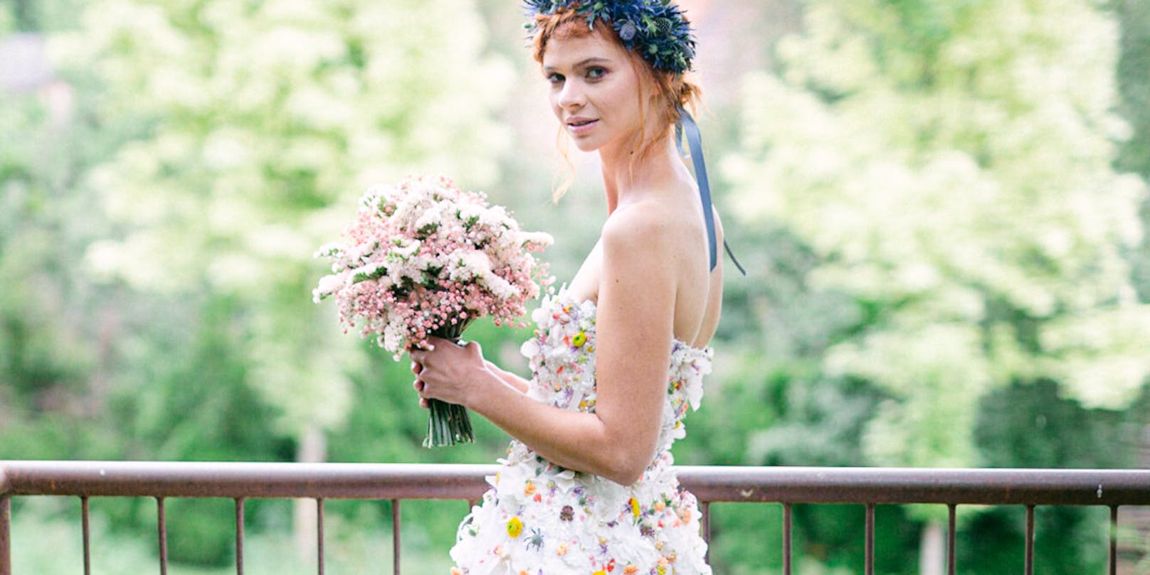 Das Echtblumenkleid der Kooperation "Hochzeitsregion Hartbergerland X Eva Poleschinski" wurde mit 22.000 echten Blumen und Blüten bestickt.