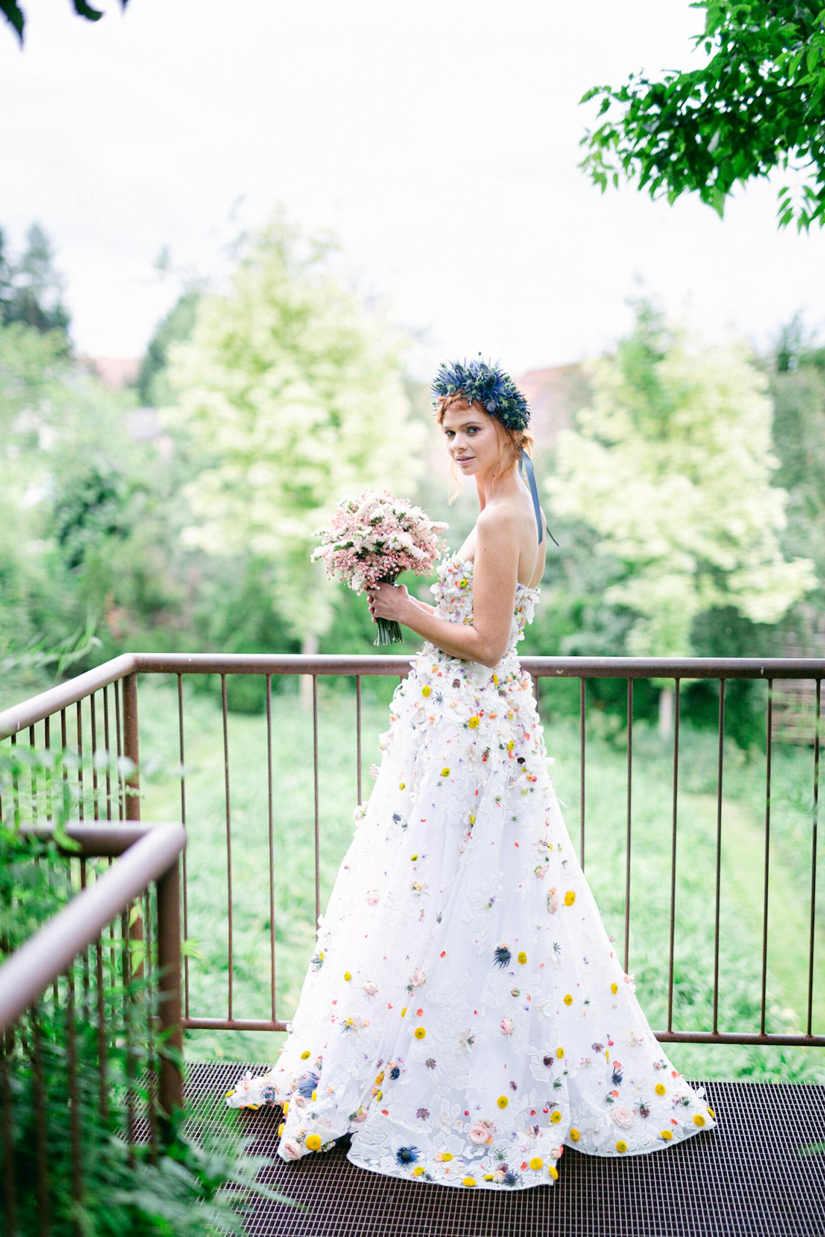 Dieses Hochzeitskleid besteht aus 22.000 echten Blumen