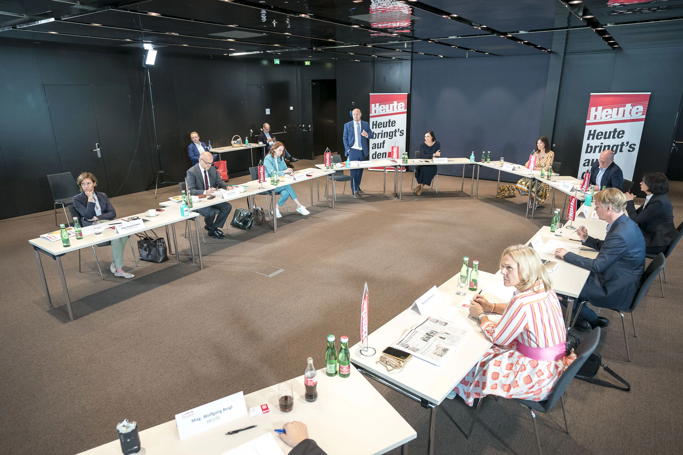 Round Table mit der Ministerin, die Abstandsregeln beachtend: Die wichtigsten Branchenprofis redeten Klartext, forderten auf, heuer Urlaub in Österreich zu machen.