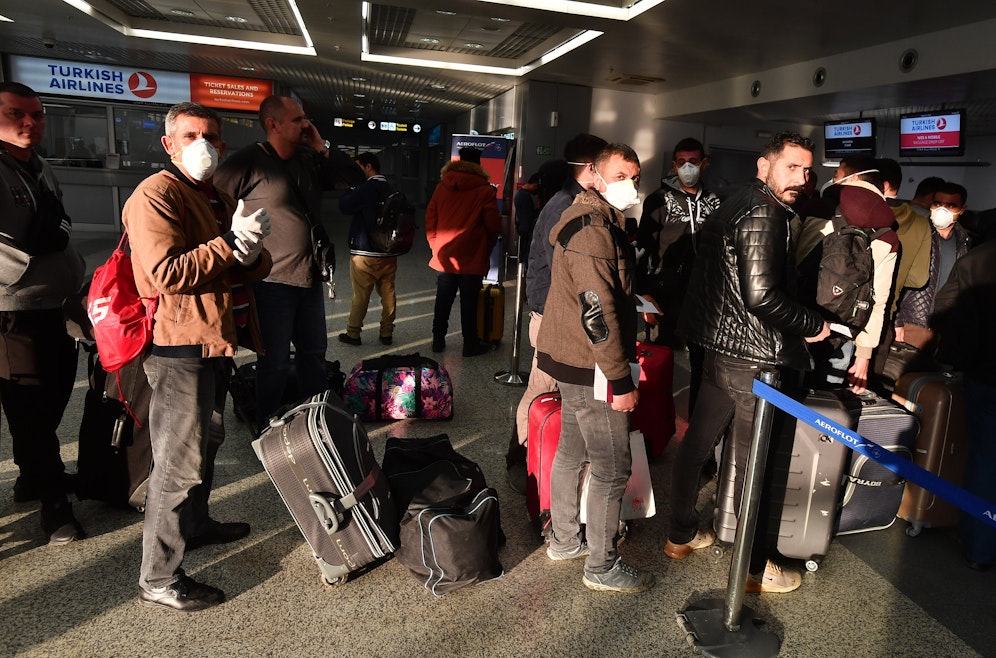 Passagiere am Nikola-Tesla-Flughafen in Belgrad, Serbien