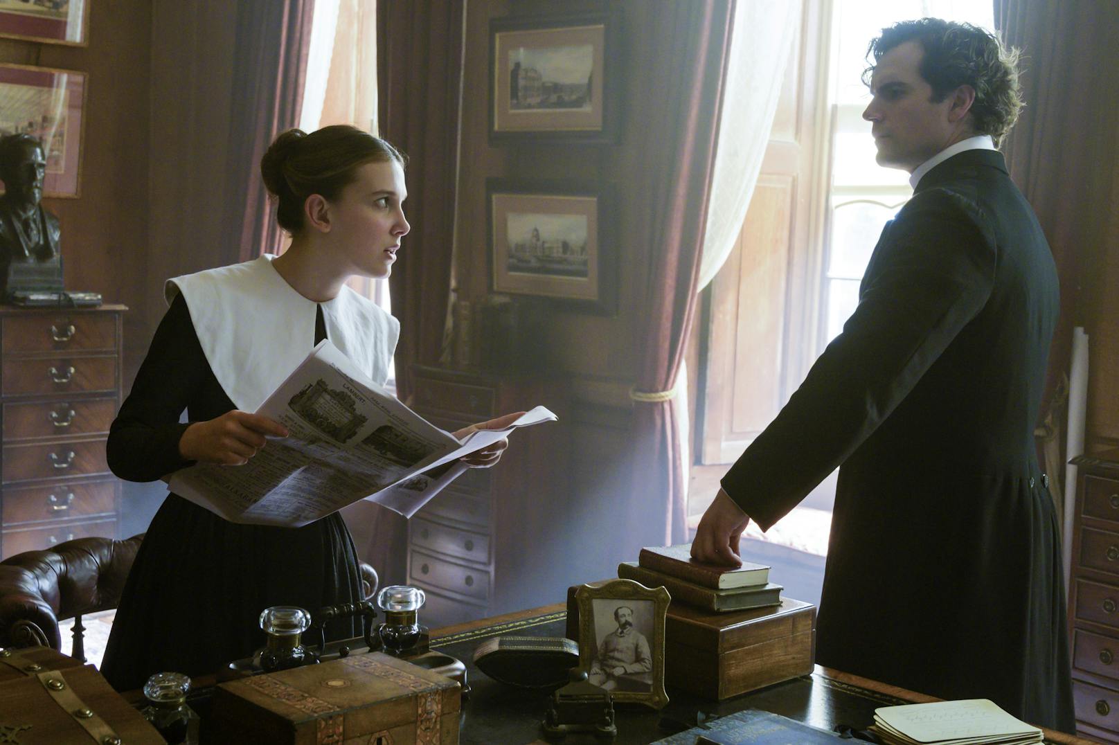 <strong>Millie Bobby Brown</strong> (li.) und <strong>Henry Cavill</strong> im Netflix-Film "Enola Holmes".