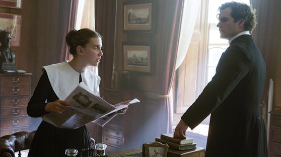 Enola (Millie Bobby Brown, li.) will das Verschwinden ihrer Mutter im Alleingang lösen und erstaunt mit ihren Methoden sogar ihren berühmten Bruder Sherlock Holmes (Henry Cavill, re.). "Enola Holmes" ist ab 23. September 2020 auf Netflix verfügbar.
