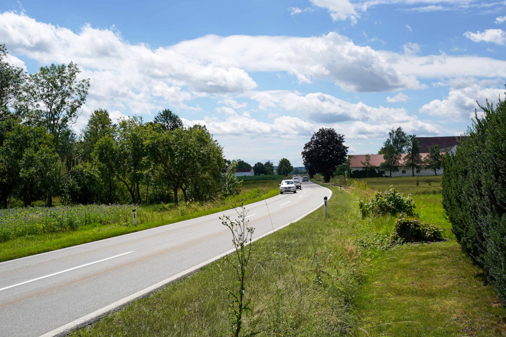 Auf dieser Straße raste der Mann mit 223 km/h.