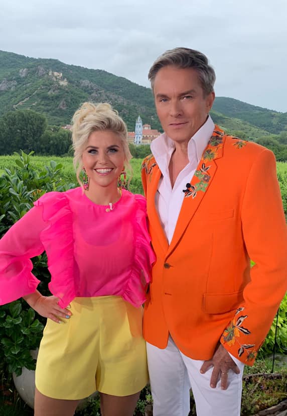 Kunterbunt im TV: Beatrice Egli und Alfons Haider beim Dreh zu "Stars in der Wachau"