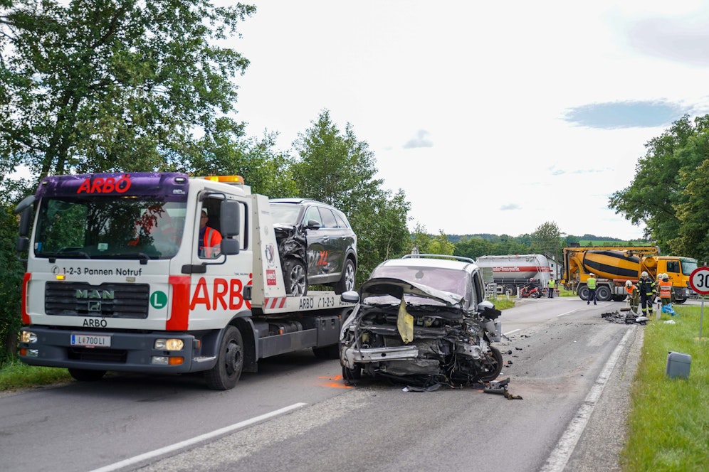 Der Trainer der SV Ried, Gerald Baumgartner, saß laut ersten Infos in dem Wagen, der hier abgeschleppt wird.