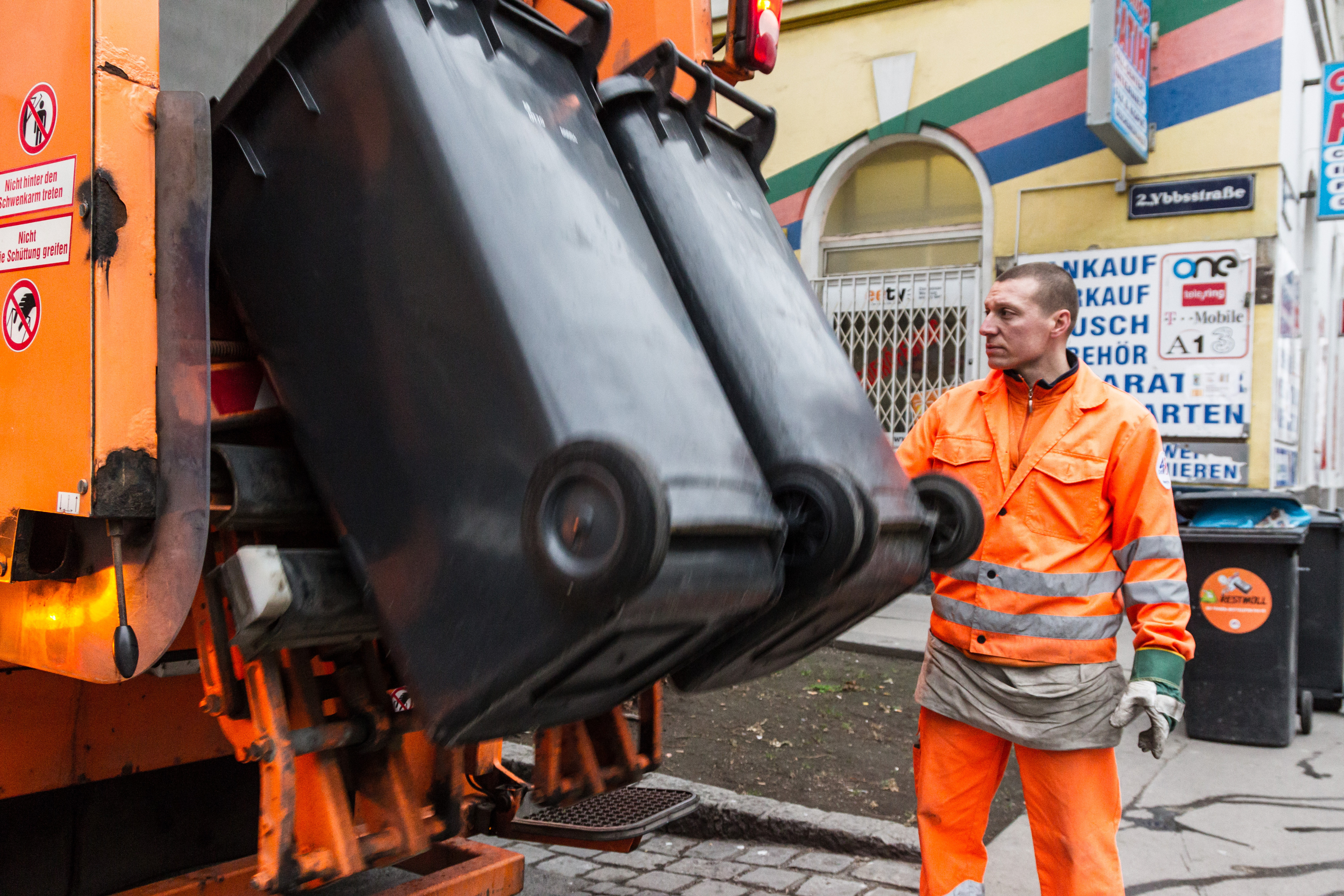 Arbeitsalltag der "Mistkübler", wie die Mitarbeiter der MA 48 in Wien genannt werden