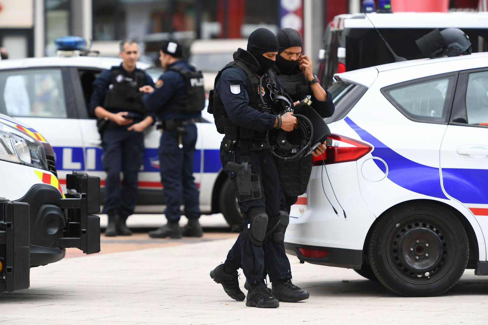 Schwerbewaffnete Polizisten und Soldaten räumten ein Einkaufszentrum in Paris. Zuvor war ein Bewaffneter im Inneren gemeldet worden.