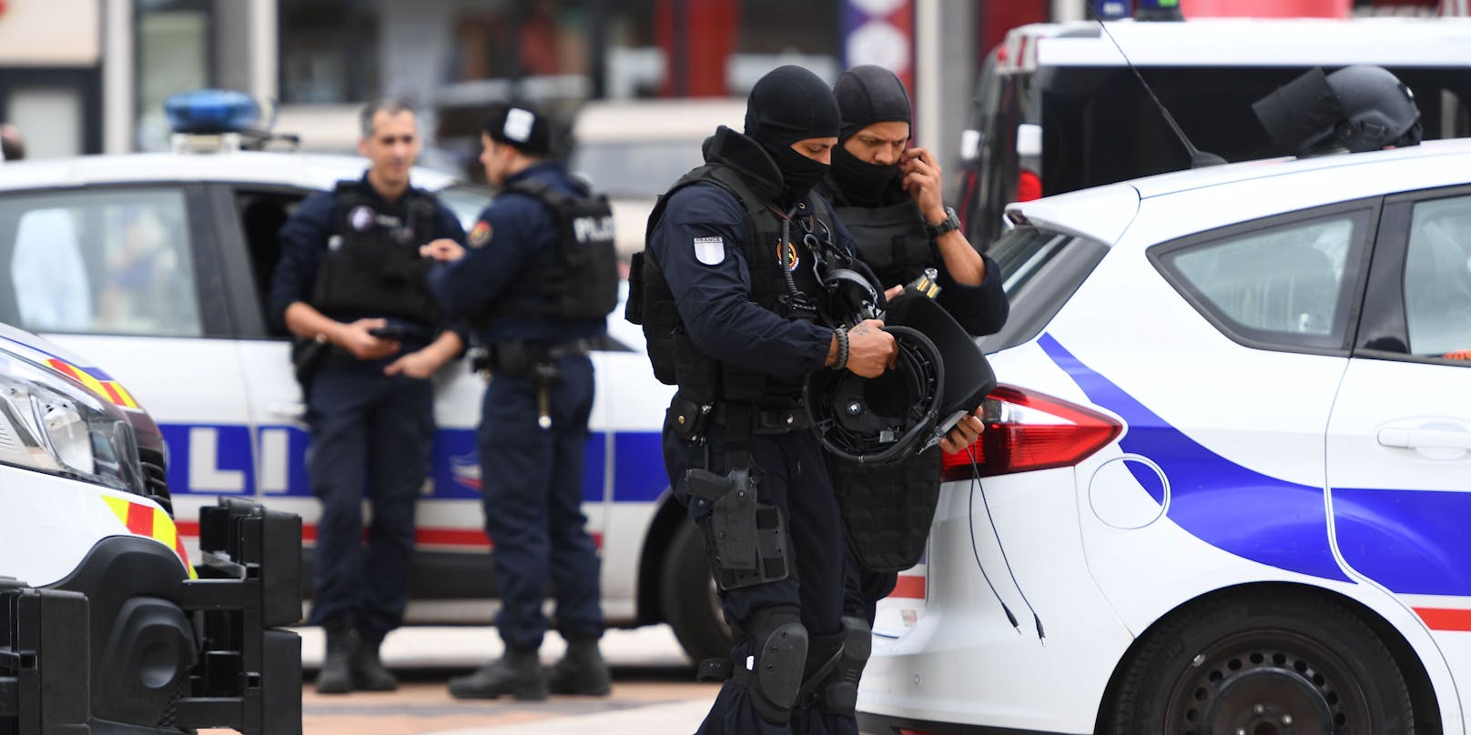 Schwerbewaffnete Polizisten und Soldaten räumten ein Einkaufszentrum in Paris. Zuvor war ein Bewaffneter im Inneren gemeldet worden.