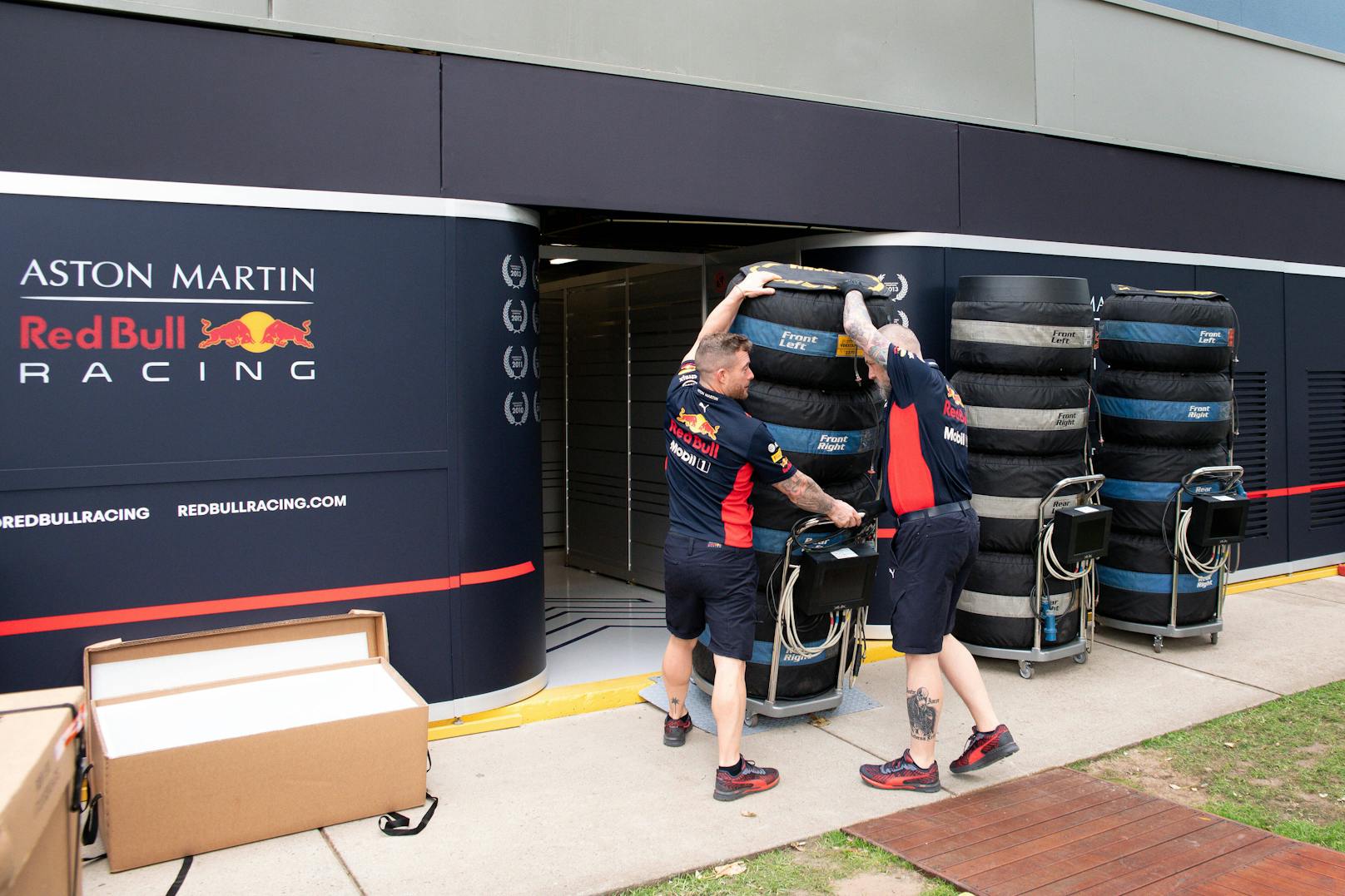 März 2020: Der Formel-1-Zirkus war schon bereit für den Saison-Auftakt in Melbourne. Doch aufgrund des Coronavirus musste der Start Minuten vor dem ersten Training abgesagt werden. Red Bull musste die Reifen wieder einpacken. Der Start erfolgt erst am 5. Juli in Spielberg.
