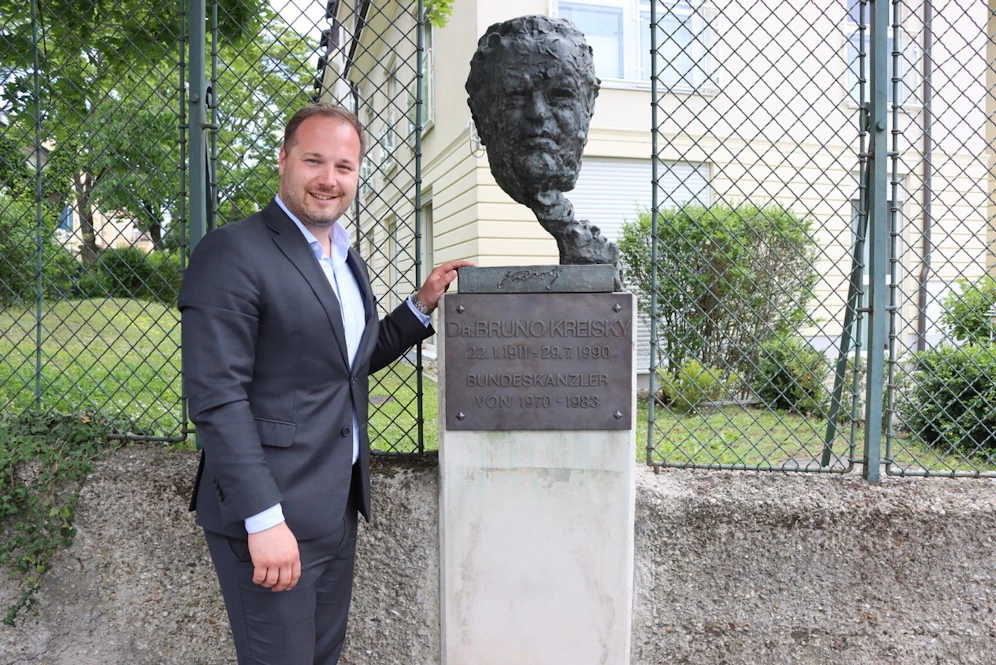 Der Döblinger Bezirksvorsteher Daniel Resch (ÖVP) vor der sanierten Gedenktafel.