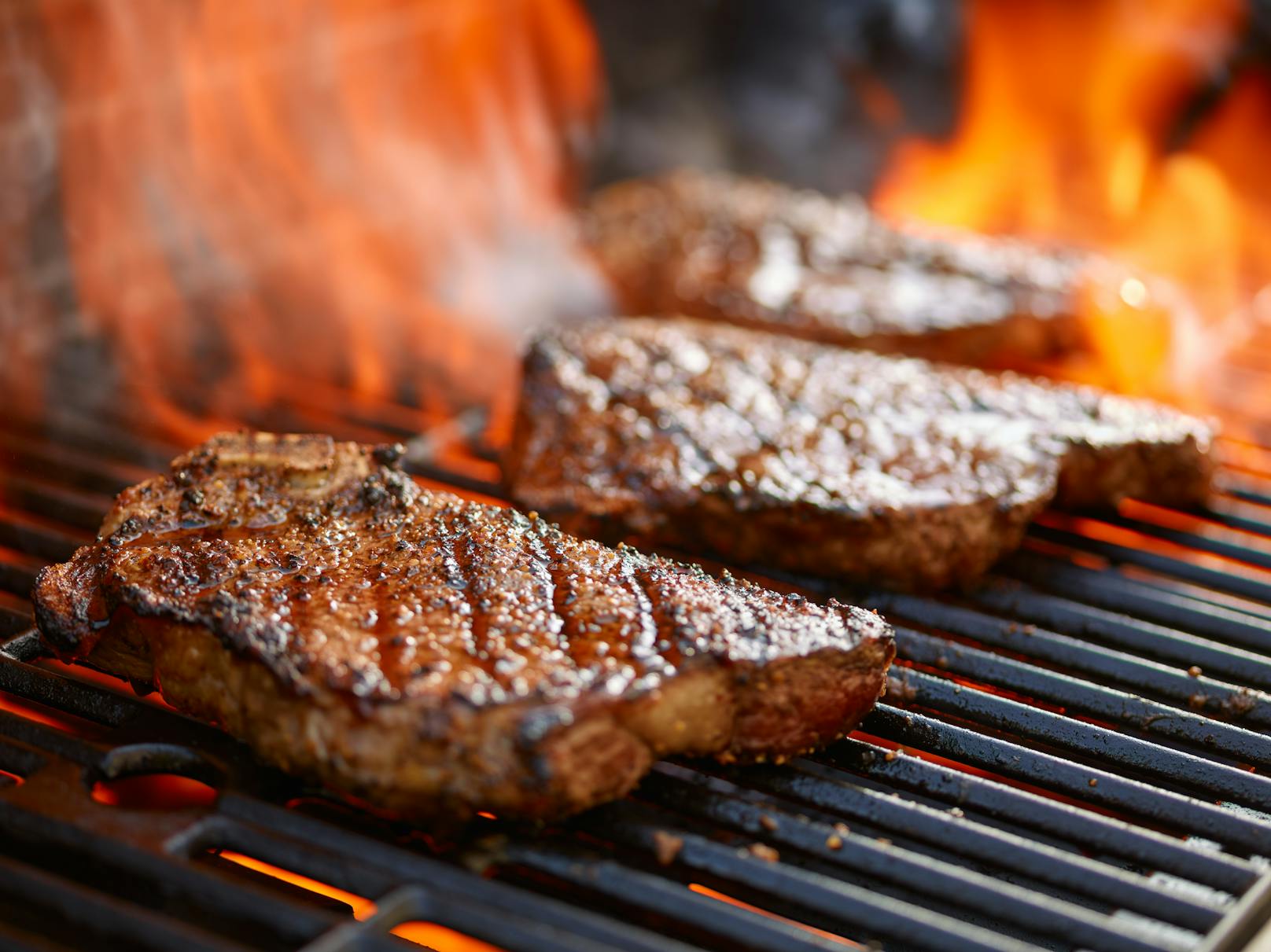 Damit das Steak vom Grill perfekt wird, sollten vier Fehler vermieden werden.