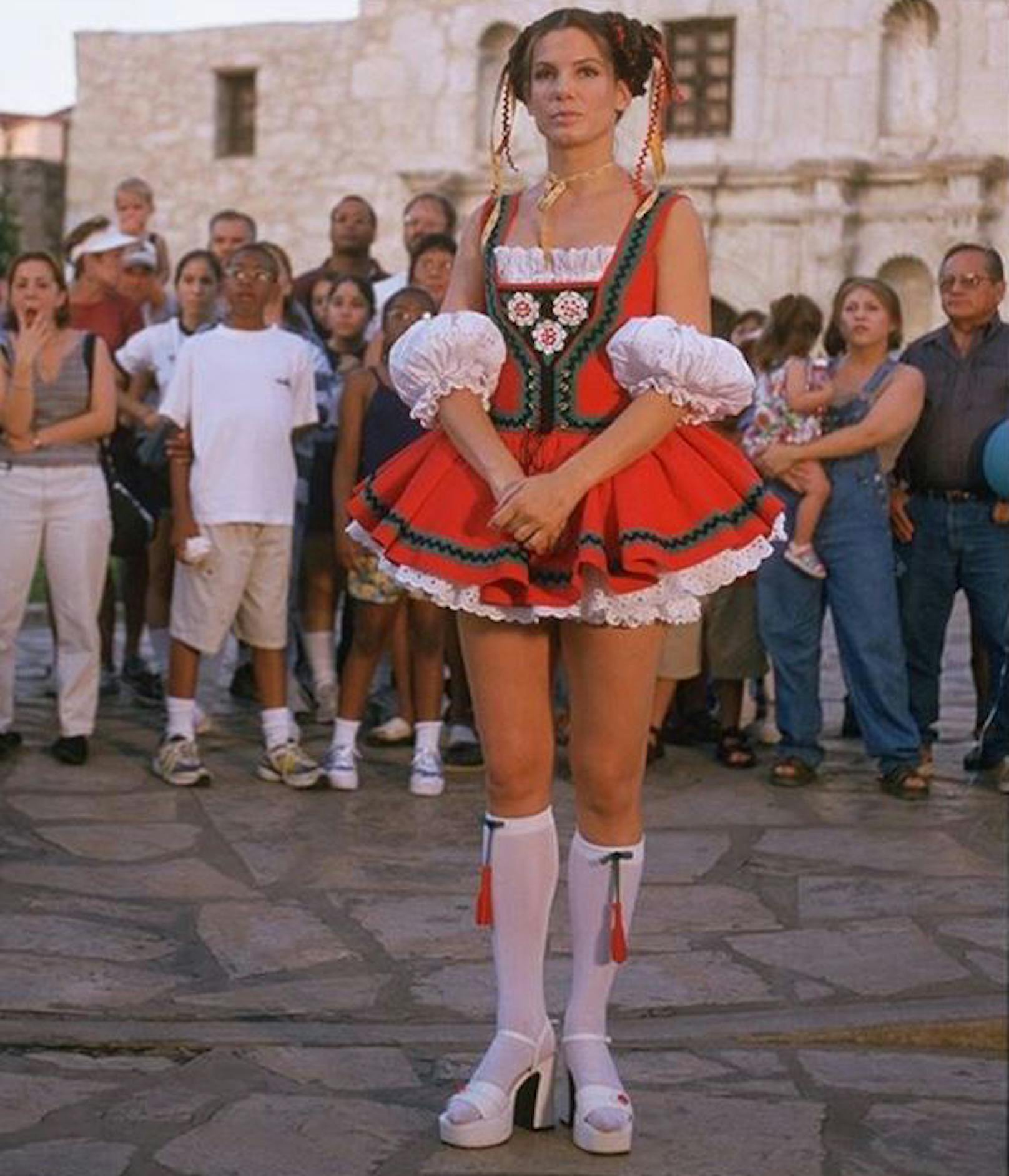 02.06.2020: <strong>Sandra Bullock</strong> lässt ihre Fans die größten Modesünden der Vergangenheit raten. In "Miss Undercover" kam sie in dieser Dirndl-Perversion daher. Noch immer irgendwie lustig
