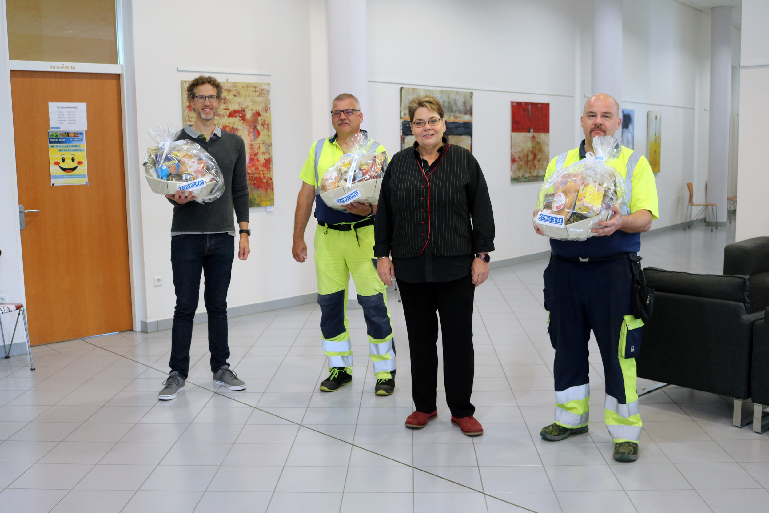 Bürgermeisterin Baier überreichte den drei Mitarbeitern als Dankeschön für ihren Einsatz Geschenkkörbe.
