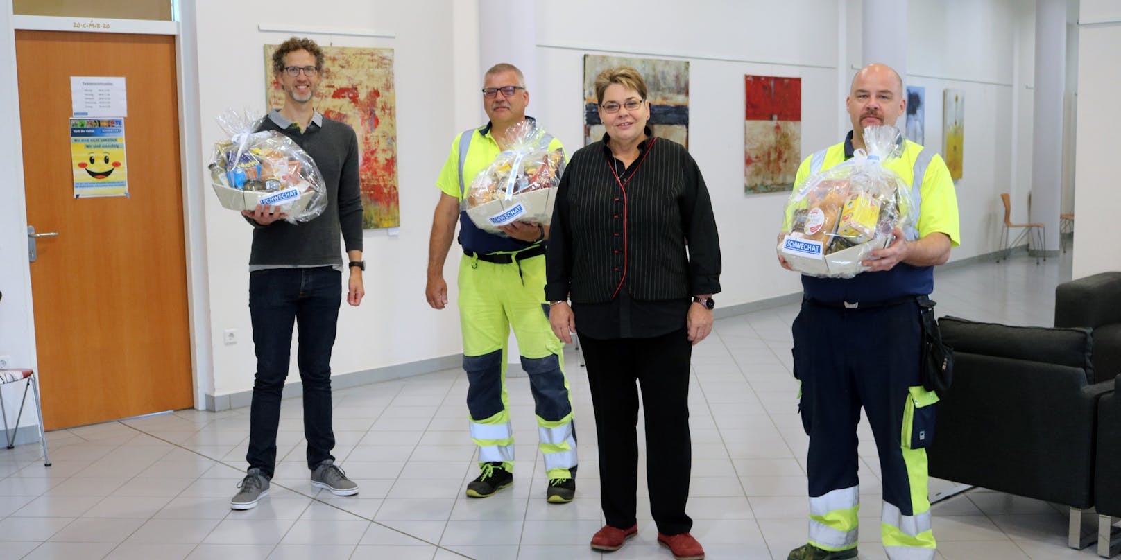 Bürgermeisterin Baier überreichte den drei Mitarbeitern als Dankeschön für ihren Einsatz Geschenkkörbe.