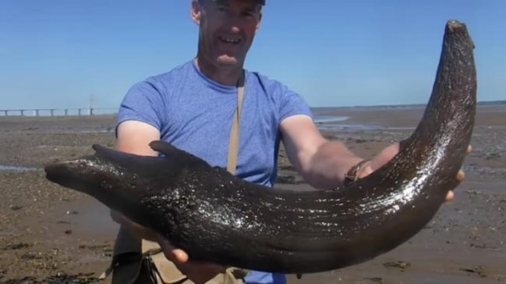 Statt eines Fisches fanden die Brüder Martin und Richard Morgan das 5.000 Jahre alte Horn des ausgestorbenen Auerochsen.