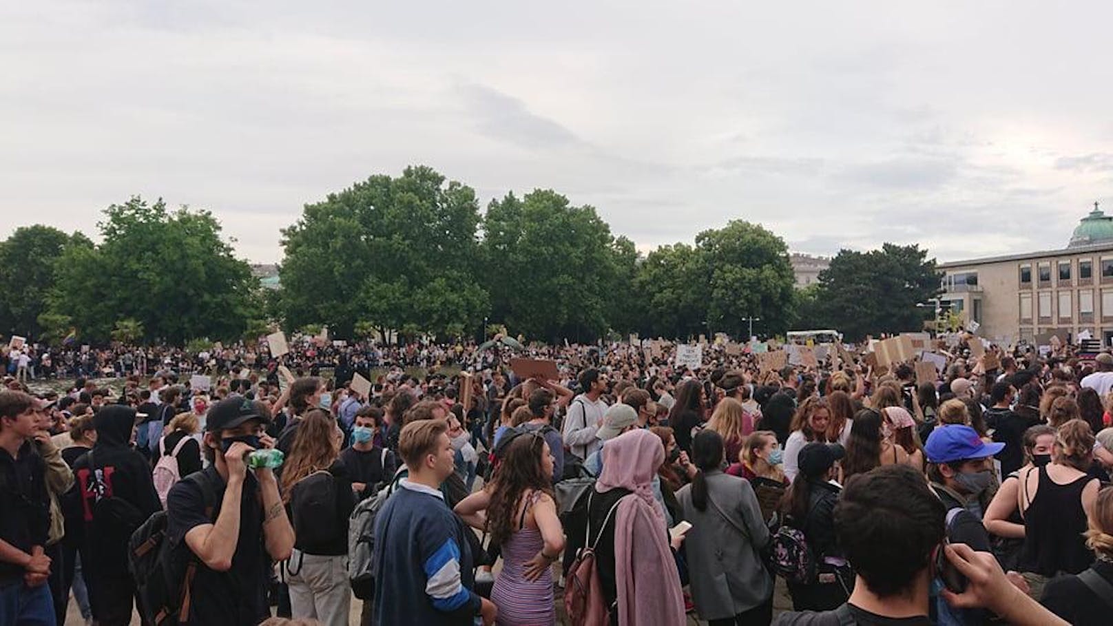 So sah die #Blacklives Matter Demo in Wien aus.
