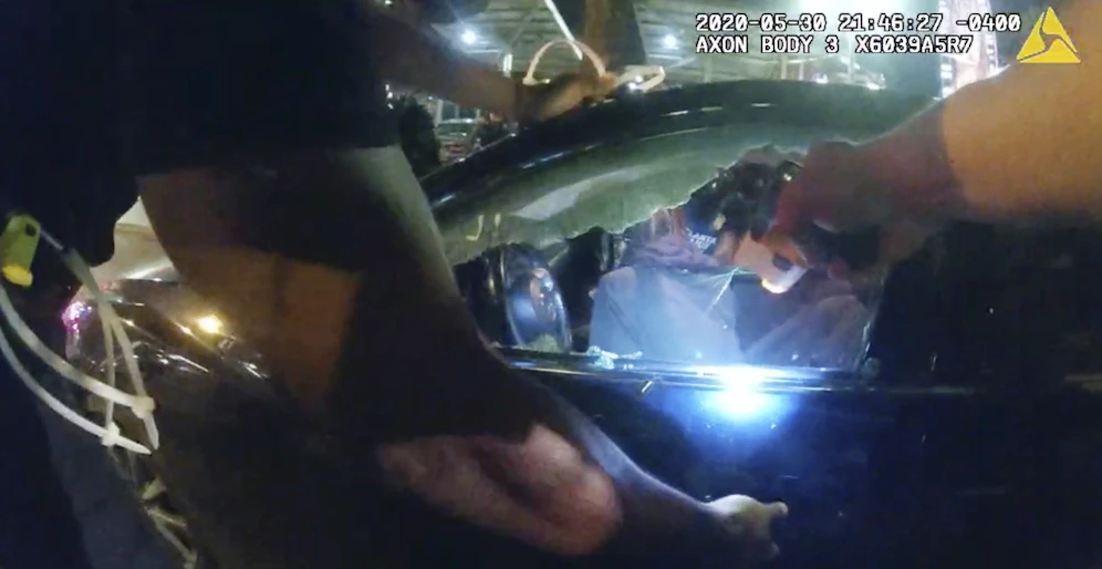 Die Polizisten forderten die beiden auf, aus dem Auto zu steigen. Als sie sich weigerten, wurden sie aus dem Fahrzeug mit Gewalt gezerrt.