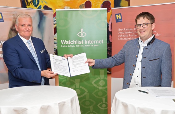 Franz Schnabl und Projektleiter Thorsten Behrens mit dem verlängerten Vertrag.