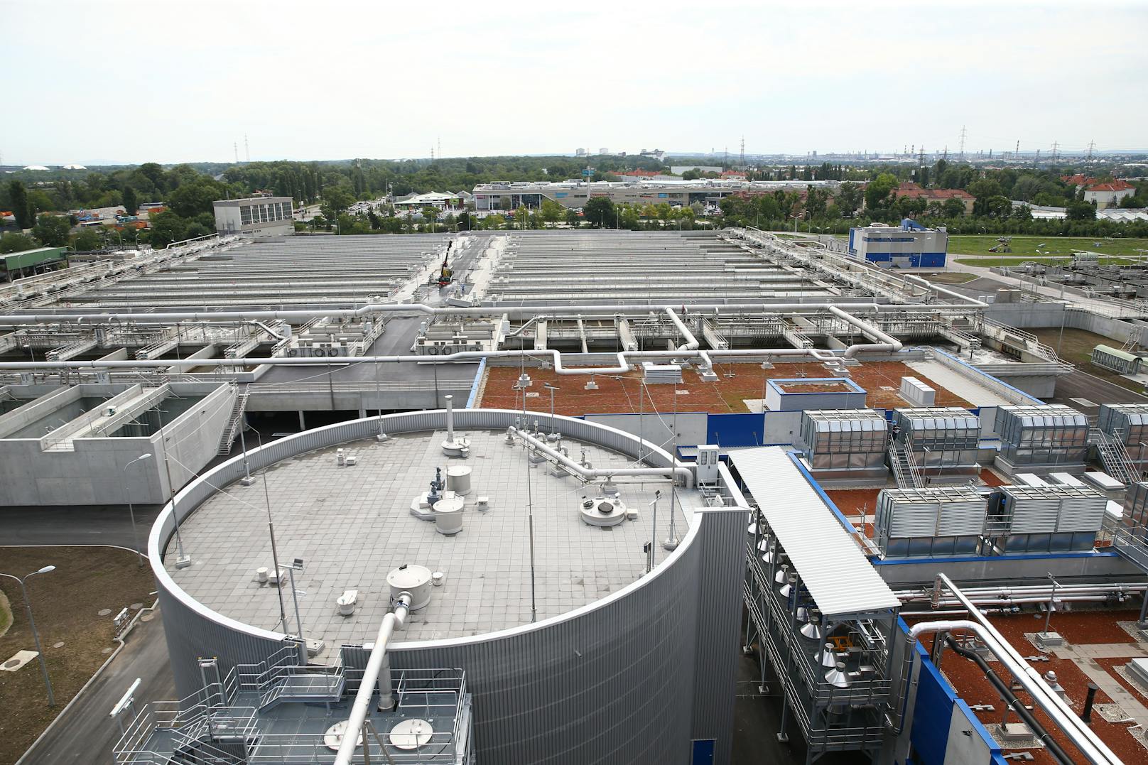 Durch die neue Schlammbehandlungsanlage soll die Hauptkläranlage zum Öko-Kraftwerk werden, dass jährlich 40.000 Tonnen CO2 einspart.