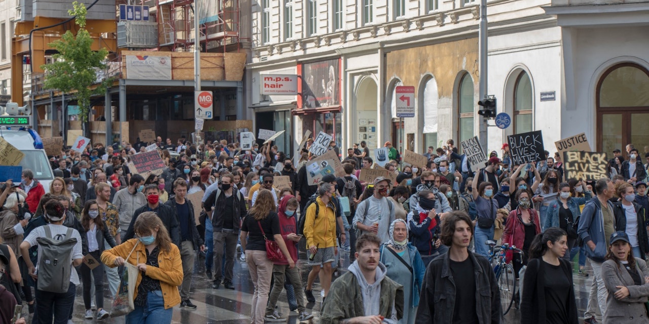 Zu viele Menschen: Polizei sperrt Straßen um Karlsplatz ...