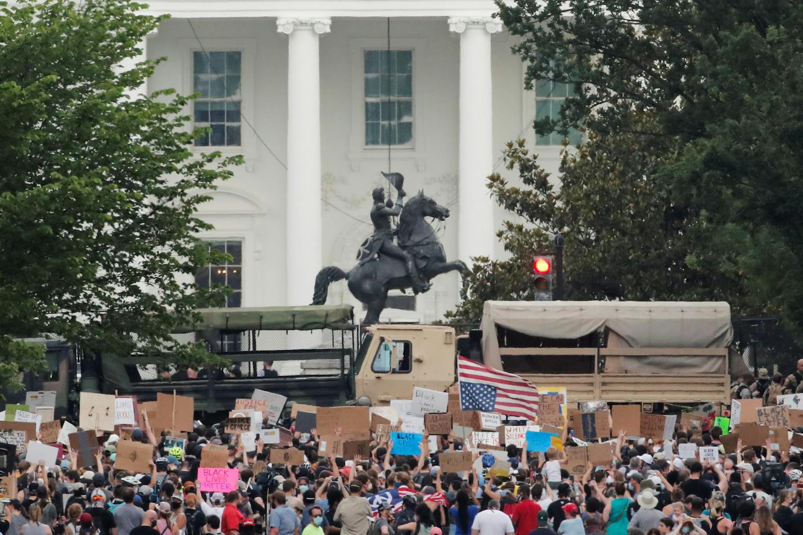 Nach dem Tod von George Floyd protestieren Tausende auch vor dem Weißen Haus. Donald Trump soll dabei in einen Bunker geflüchtet sein - er bestreitet das.