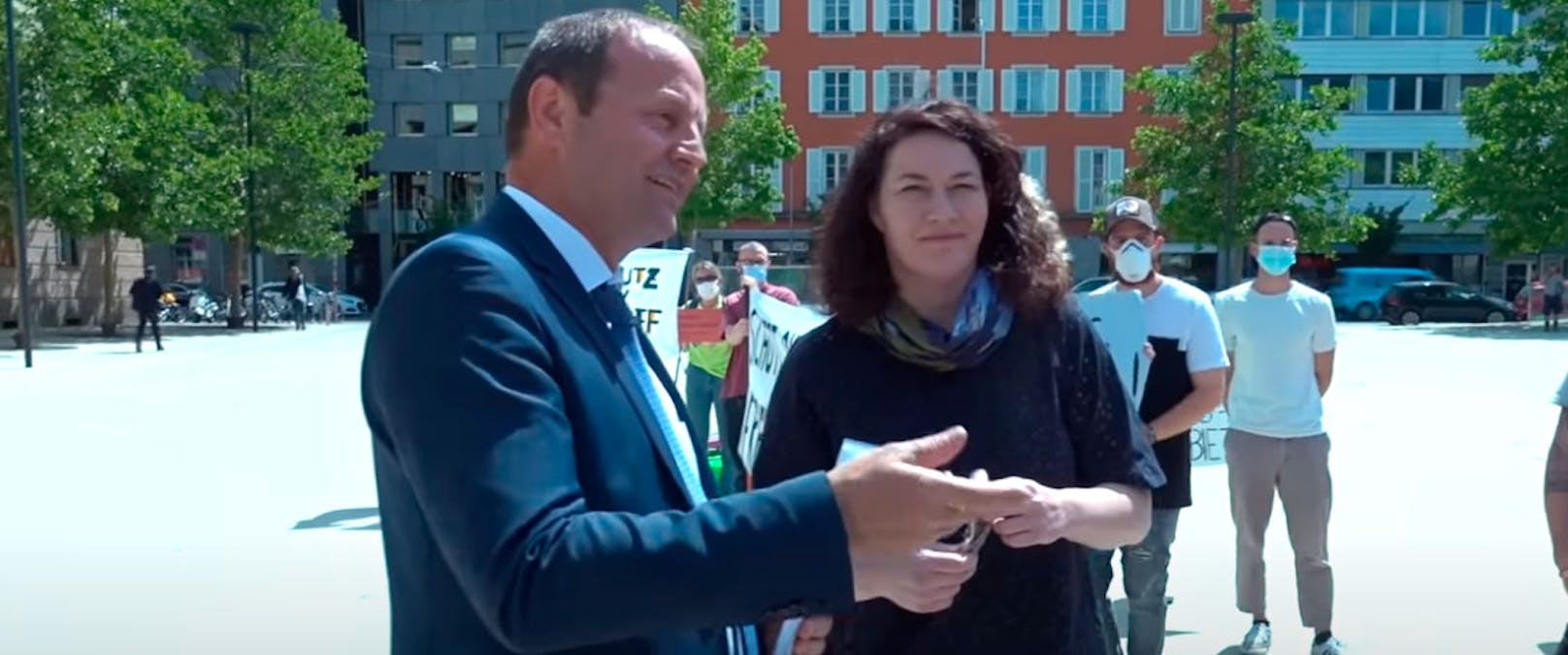 Tirols Landeshauptmann-Stellvertreter Josef Geisler (ÖVP) mit Ingrid Felipe (Grüne) bei der Übergabe der Petition