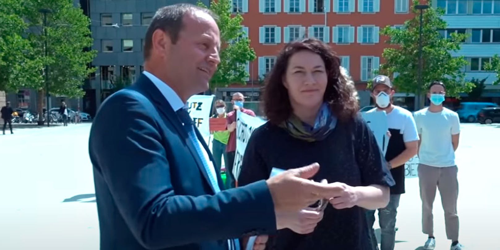 Tirols Landeshauptmann-Stellvertreter Josef Geisler (ÖVP) mit Ingrid Felipe (Grüne) bei der Übergabe der Petition