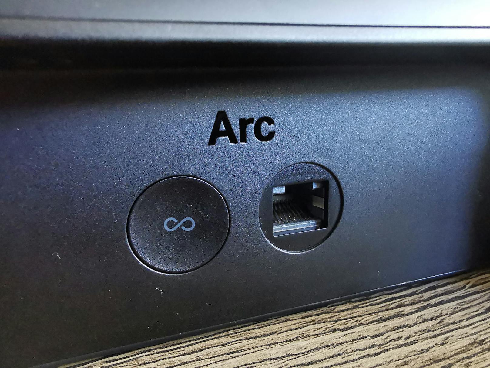 Für optimale Ausnutzung aller Möglichkeiten der Arc sollte es sich um einen HDMI-eARC-Anschluss handeln, wer jedoch "nur" einen Standard-HDMI-Anschluss hat...