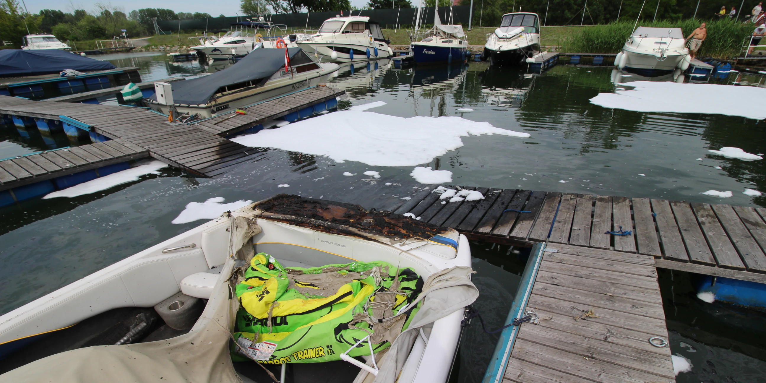 Der Steg und ein zweites Boot fingen auch Feuer.