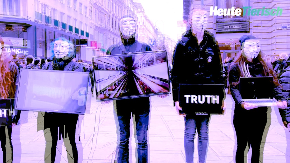 Weiße Anonymous-Maske, schwarzes Gewand, Laptop oder Flachbildfernseher in der Hand - so sieht man die Aktivisten von 