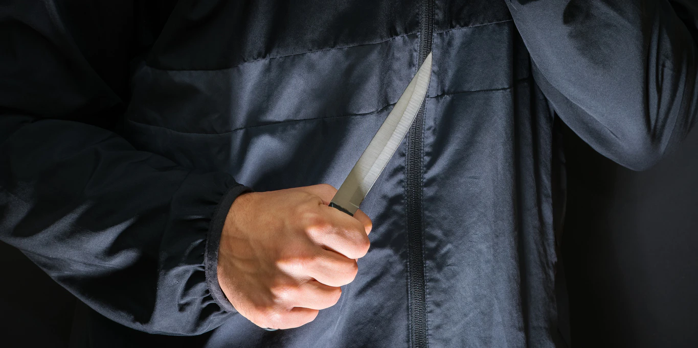 Der 38-Jährige hat seinen Nachbar laut Polizei mehrmals mit dem Messer bedroht.