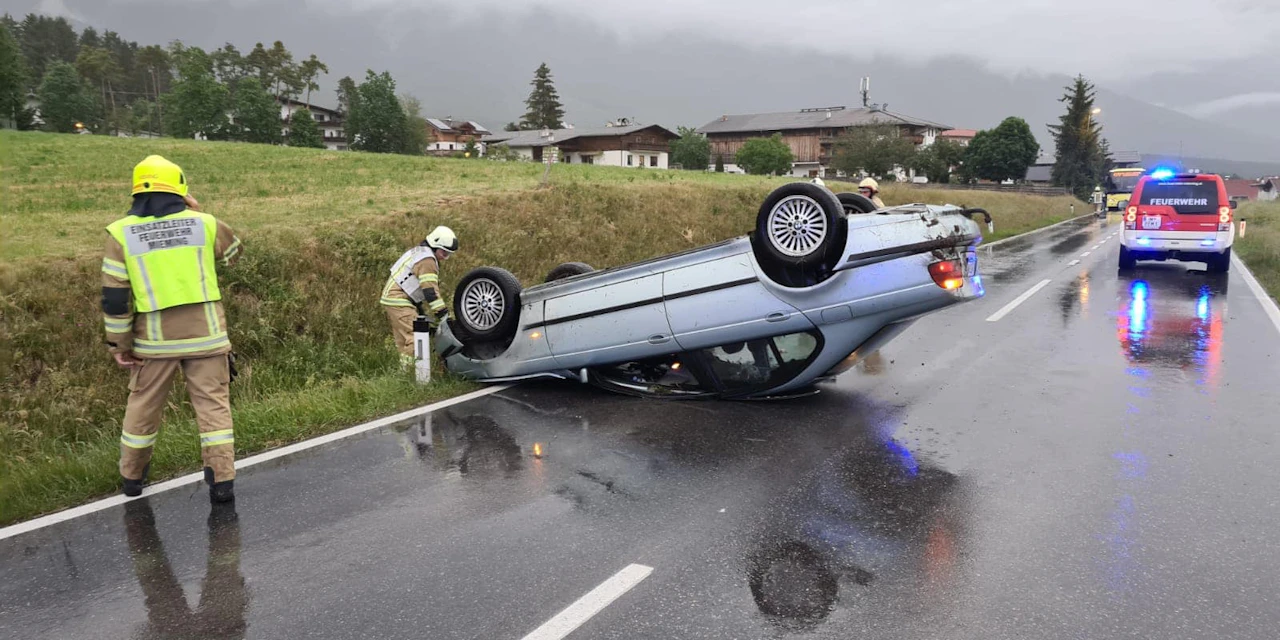 Zwei Verletzte nach AutoÜberschlag auf RegenFahrbahn