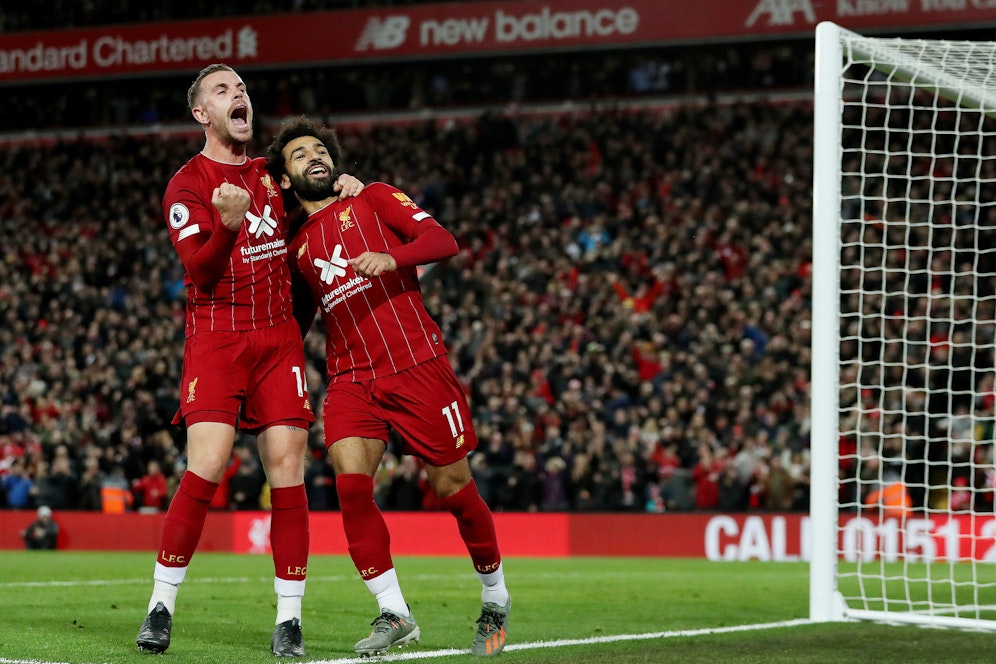 Jordan Henderson und Mo Salah jubeln.