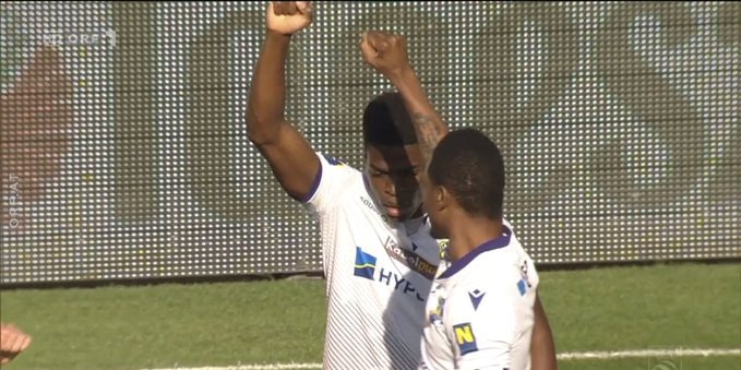 Der ORF schloss seinen Beitrag über die Dienstagsspiele mit diesem starken Bild. Links Kofi Schulz, rechts Cory Burke.