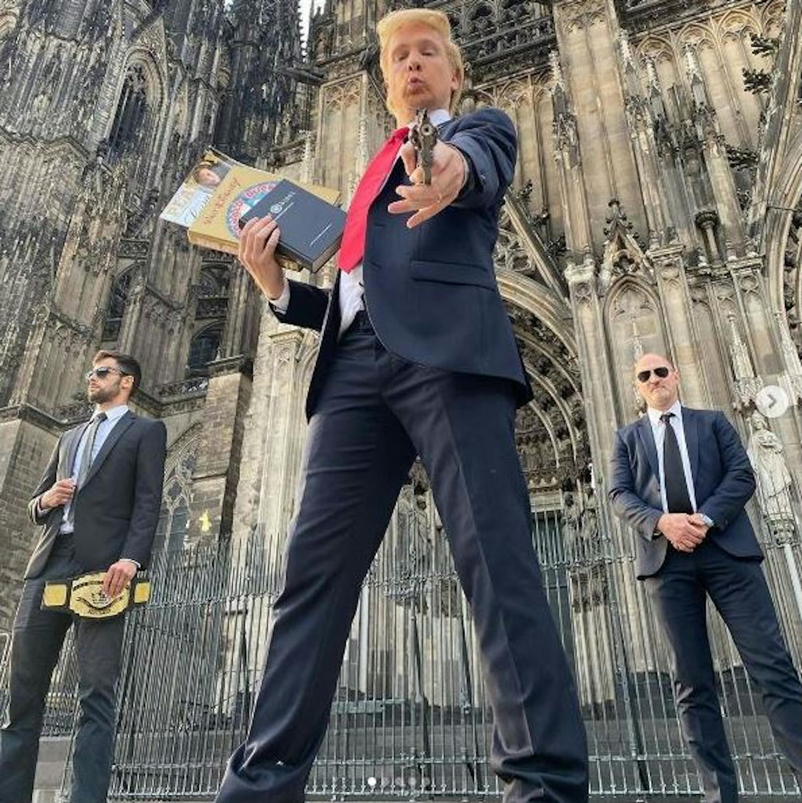 5.6.2020: Auch US-Präsident Trump ist nicht vor TV-Blödler<strong> Oliver Pocher</strong> sicher. Bewaffnet mit Revolver und Bibel bringt dieser sich als Fake-Staatsmann vor dem Kölner Dom in Position.