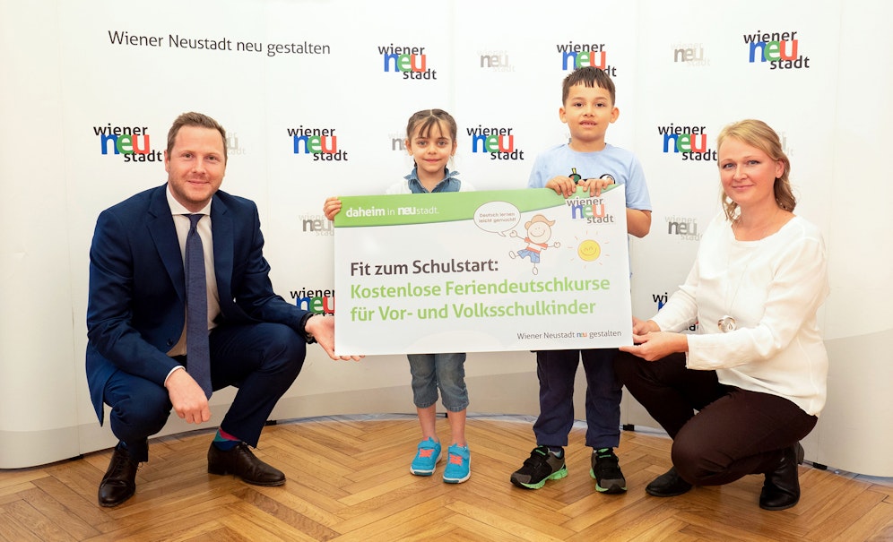 Stadtvize Schnedlitz mit Janine Fischer sowie den beiden Absolventen Shaimaa und Muammer