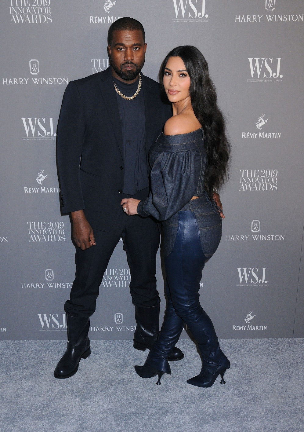 <strong>Kanye West</strong> (li.), hier mit Ehefrau <strong>Kim Kardashian</strong>, will mit einer Millionenspende der Tochter von George Floyd eine Zukunft ermöglichen.