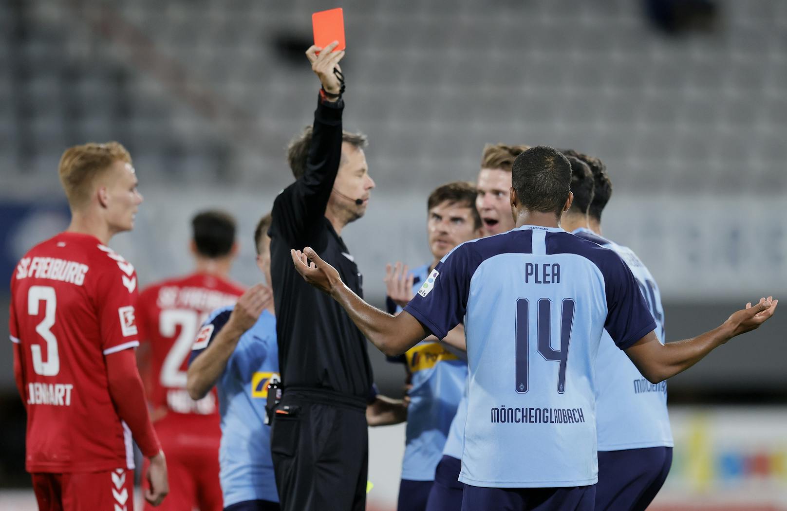 Referee Markus Schmidt zeigte Plea und Eberl Rot.