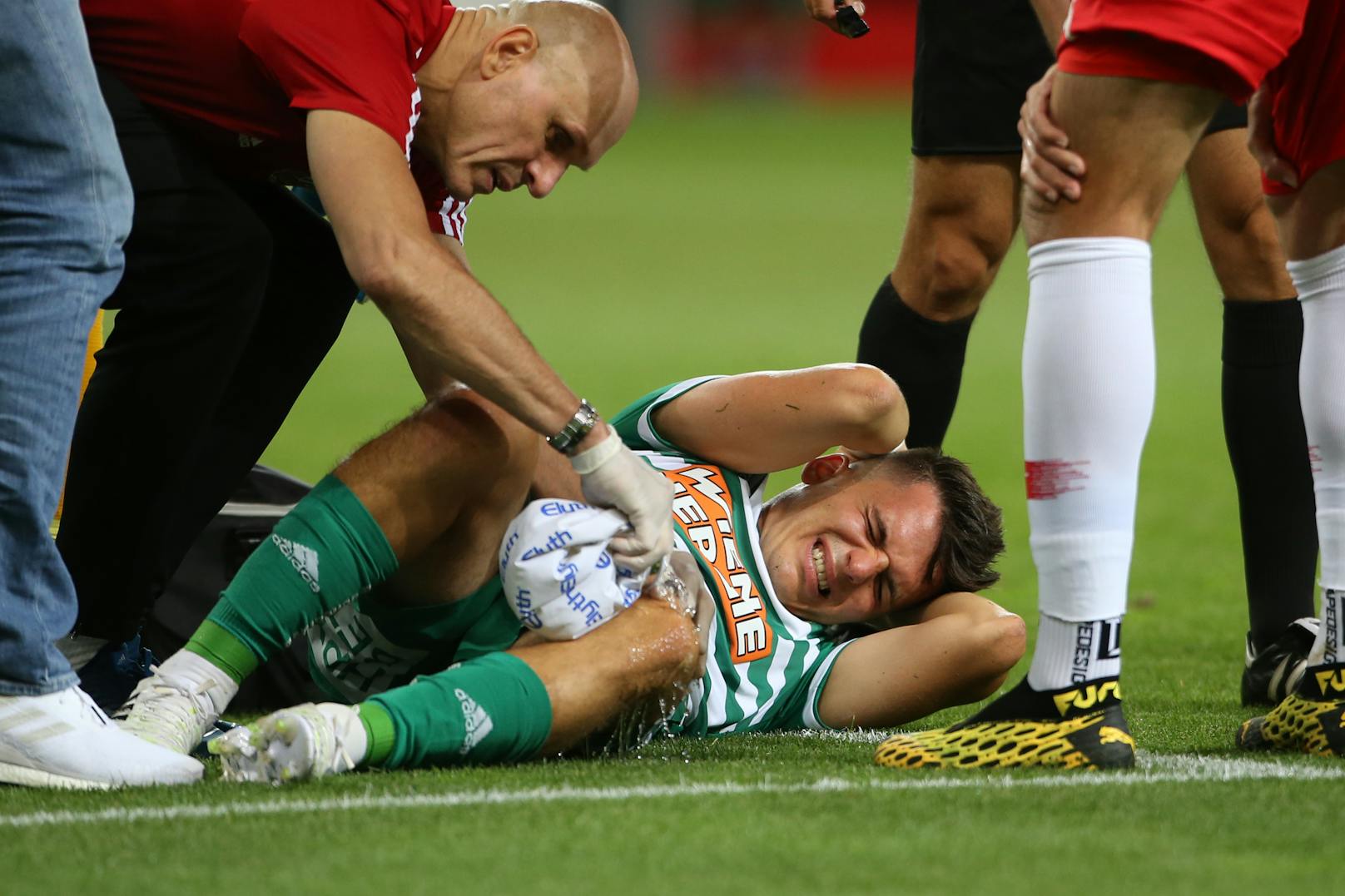 Thomas Murg musste nach wenigen Minuten mit einer Knieverletzung ausgewechselt werden.