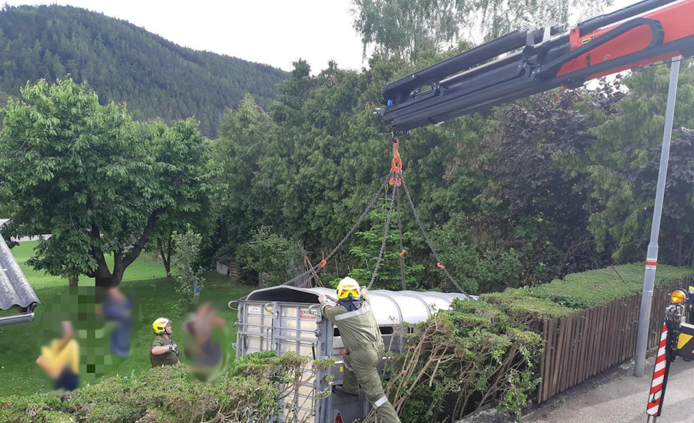 Die Feuerwehr barg den Transporter aus dem Garten.