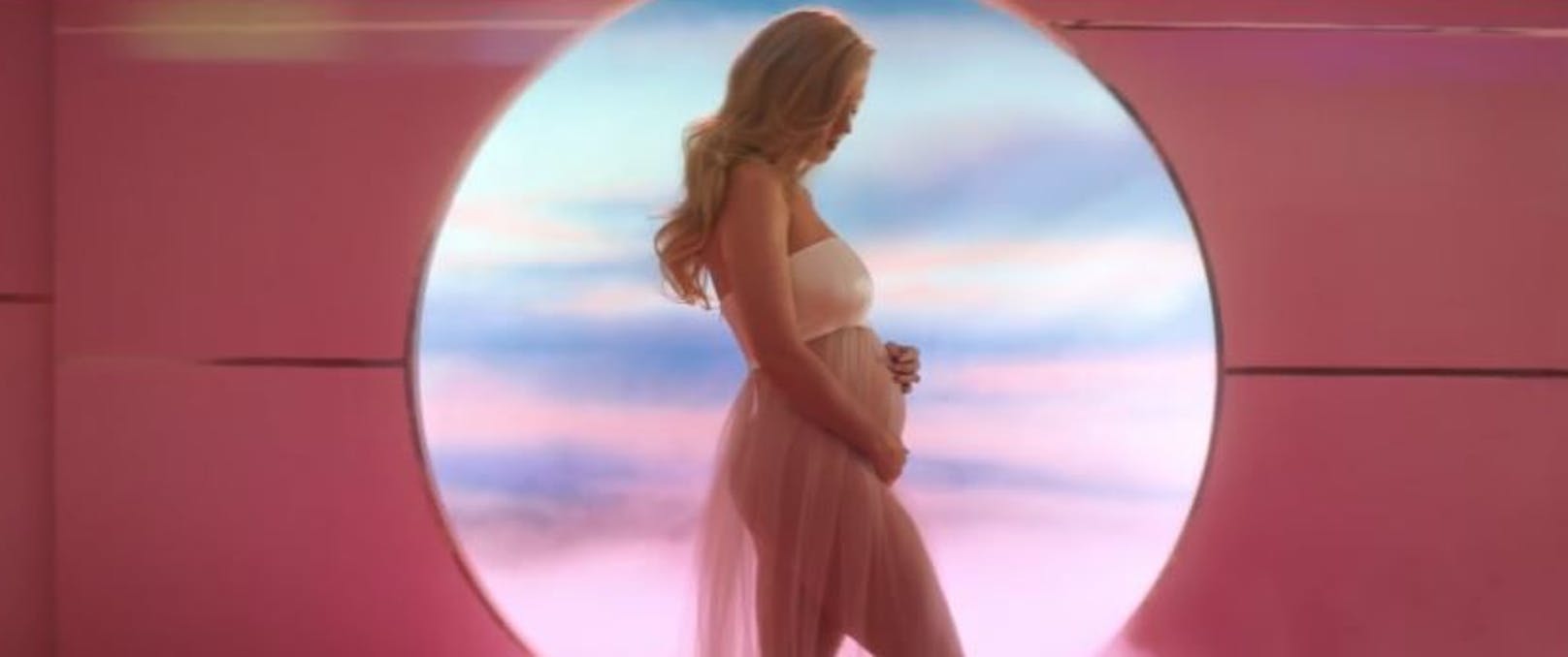 <strong>Katy Perry</strong> zeigt ihren Babybauch im Video zu "Never Worn White".