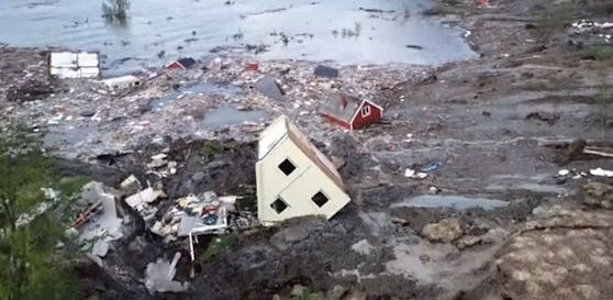 Erdrutsch reißt in Norwegen acht Häuser ins Meer - Welt ...