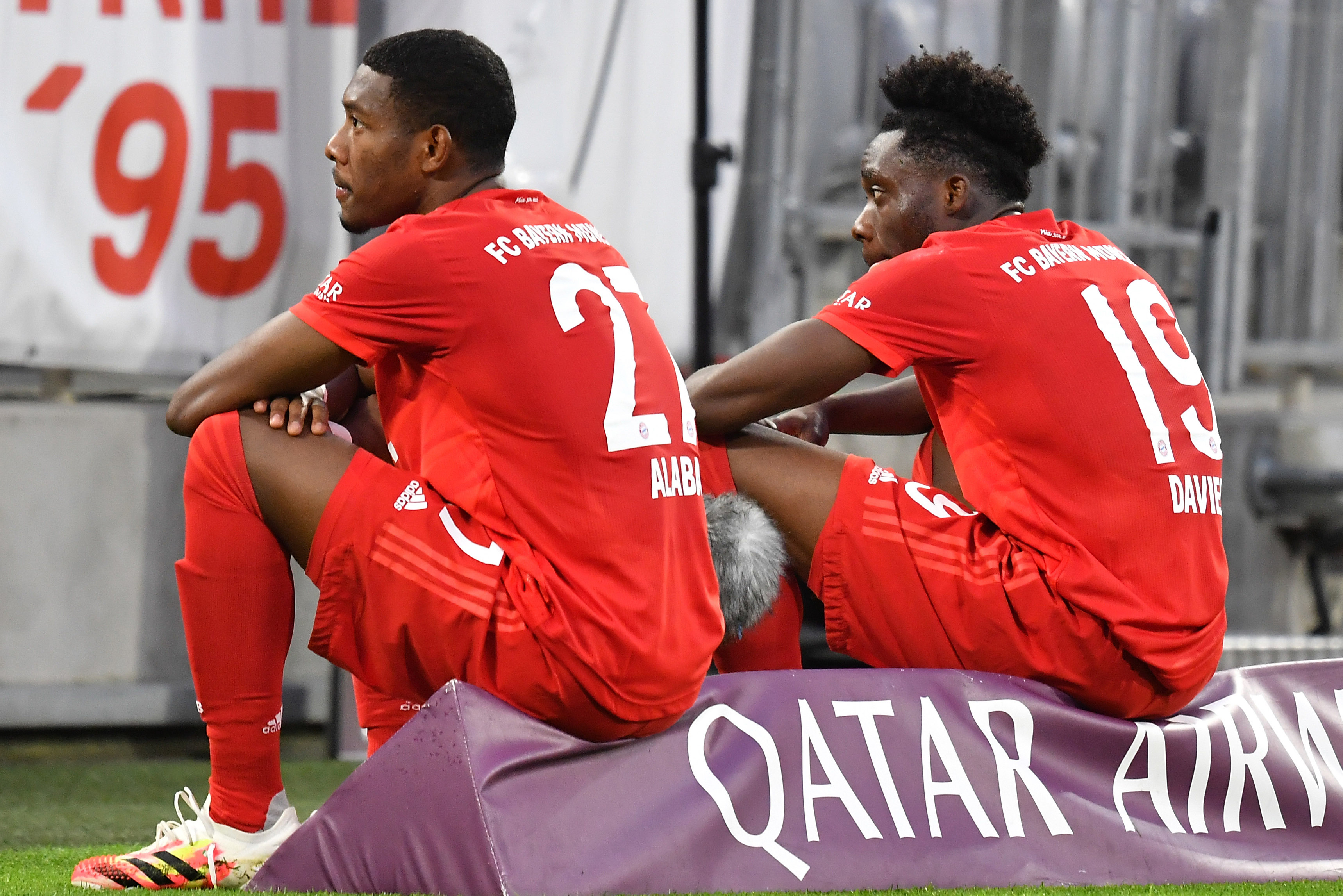 David Alaba und Bayern-Kollege Alphonso Davies, der inzwischen auf seiner ursprünglichen Linksverteidiger-Position wirbelt.