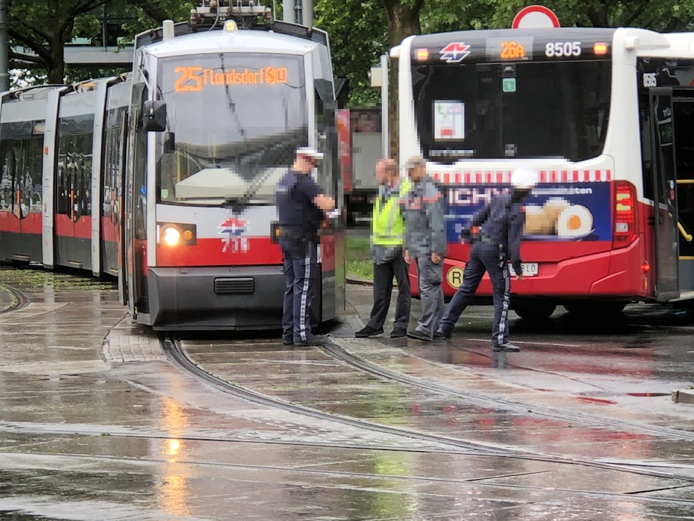 Straßenbahn und Bus: Unfall in Kagran